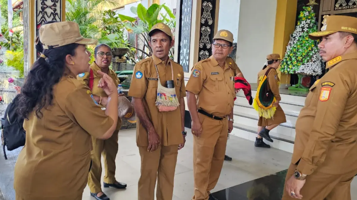 Wakil Wali Kota Jayapura, Rustan Saru saat bersalaman dengan para kepala sekolah disela kegiatan di Kantor Wali Kota belum lama ini. (CEPOSONLINE.COM/HANS PALEN).