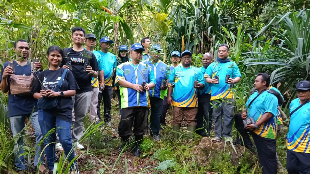 Direktur Utama PTAM &nbsp;Jayapura Entis Sutisna, bersama Direktur Umum Syors Ondi, manager, karyawan dan berbagai komunitas melakukan aksi menanam pohon di lokasi Intake Kampwolker dalam menyambut HUT Ke-34 PTAM Jayapura, Jumat (12/6/2026).

(Ceposonline.com/Priyadi).