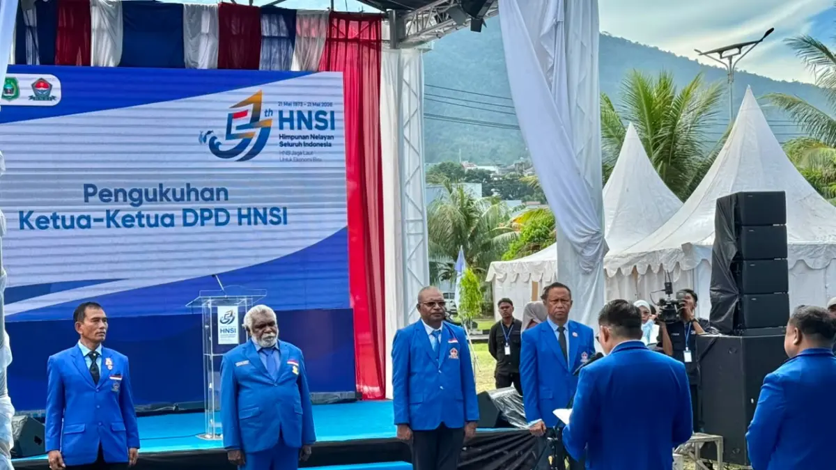 Wakil Gubernur Papua Selatan Paskalis Imadawa saat dilantik sebagai Ketua DPD Himpunan Nelayan Seluruh Indonesia (HNSI) Papua Selatan di &nbsp;Hari Ulang Tahun (HUT) ke-53 HNSI &nbsp;di Lapangan Komplek Pelabuhan Perikanan Nusantara, Ternate, Maluku Utara, Kamis (11/06/2026)
(Biro Umum Papsel/Ceposonline.com)&nbsp;