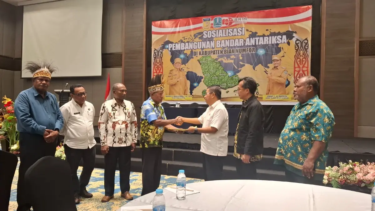 Penyerahan berkas dukungan Pembangunan Bandar Antariksa di Biak Utara yang diterima langsung oleh Kepala Pusat Riset Teknologi Satelit Prof. Dr. Ing. Ir. Wahyudi Hasbi, S.Si.,M.Kom.,IPU, ASEAN Eng, setelah acara sosialisasi, di Swissbell Hotel Biak, Kamis (11/06/2026). (Fiktor Palembangan/ceposonline.com)