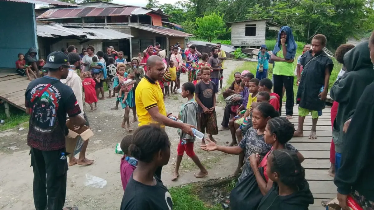 Ratusan pengungsi dari Distrik Manggelum yang terdiri dari orang tua dan anak-anak saat tiba di Distrik Kouh selanjutnya ke Tanah Merah, Ibukota Boven Digoel beberapa waktu lalu. 
(Humas Polres Boven Digoel/Ceposonline.com)    