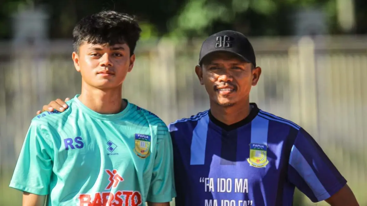 Ricardo Salampessy bersama sang anak Reno Salampessy. (CEPOSONLINE.COM/DOK RICARDO SALAMPESSY).