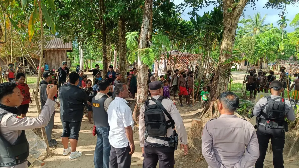 Aparat Kepolisian Sektor Kwamki Narama yang tengah melakukan pendekatan dengan salah satu kubu di wilayah tersebut yang berkonflik. (Ceposonline.com/ Istimewa).