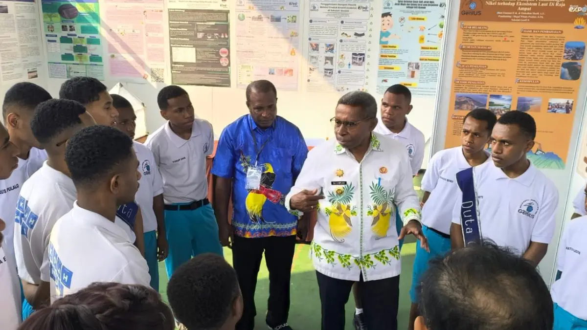 Bupati Waropen Drs. F.X Mote.,M.Si saat bersama para siswa asli Waropen dibawa ke Sekolah Genius di Jakarta, Jumat (12/6).&nbsp;
(Ceposonline.com/Istimewa)