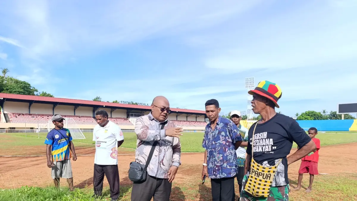 Ketua Panitia Kejurda Atletik Papua, Natir Renyaan, &nbsp;melihat langsung kesiapan Stadion Mandala sebagai venue Kejurda Atletik, Kamis (11/6/2026). (Istimewa).
