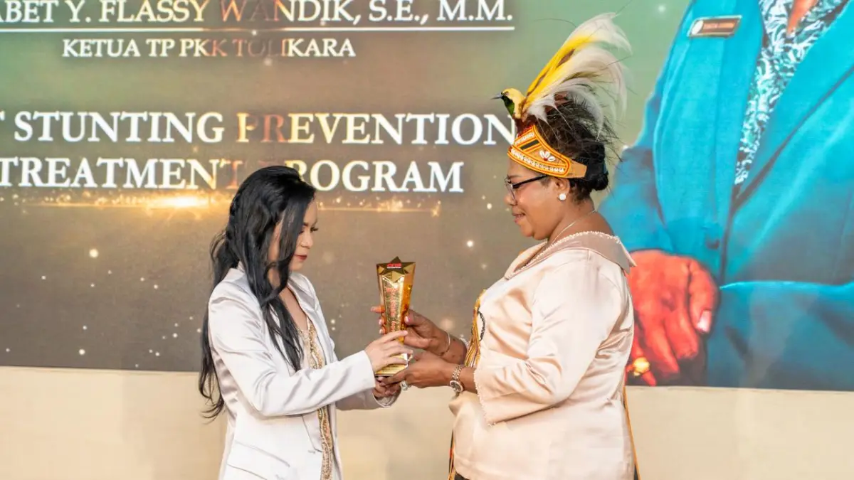 Ketua Tim Penggerak PKK Kabupaten Tolikara, Ny. Elisabet Y. Flassy Wandik, SE., MM., berhasil meraih penghargaan bergengsi Indonesia People’s Choice Awards 2026 pada kategori Best Figure untuk sub kategori Best Stunting Prevention & Treatment Program di Kuta, Bali. Sabtu (13/6/2026).
(Ceposonline.com/Dismkomdigi Tolikara)
