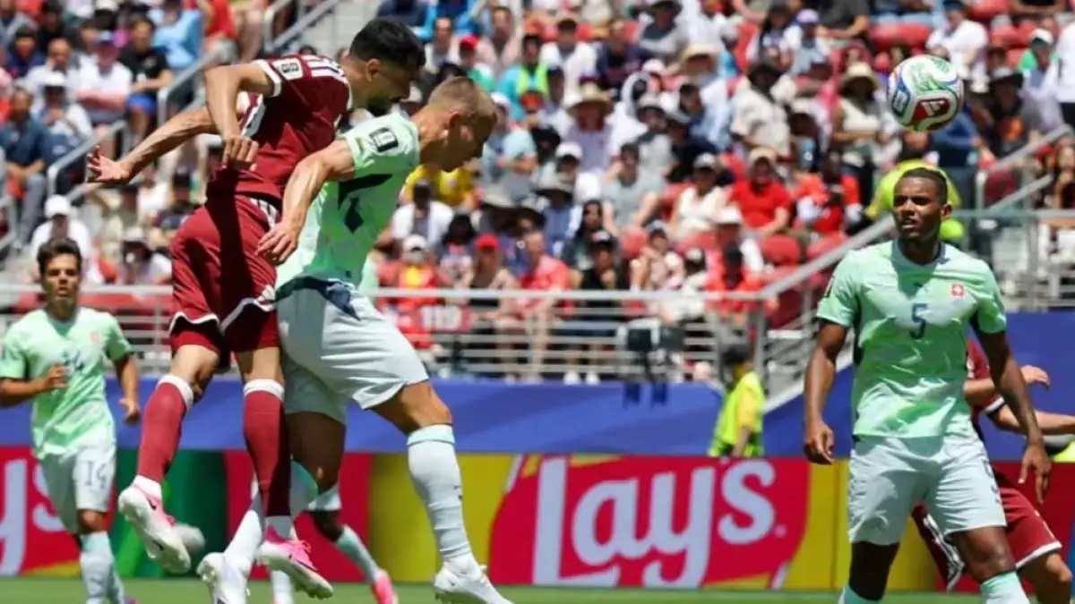 Heading di penghujung laga pemain Qatar, Khoukhi sukses mencuri satu poin berharga setelah memaksa Swiss bermain imbang 1-1 pada laga pembuka Grup B Piala Dunia 2026 di San Francisco, Minggu (14/6/2026) pagi WIB. (X.COM) 
