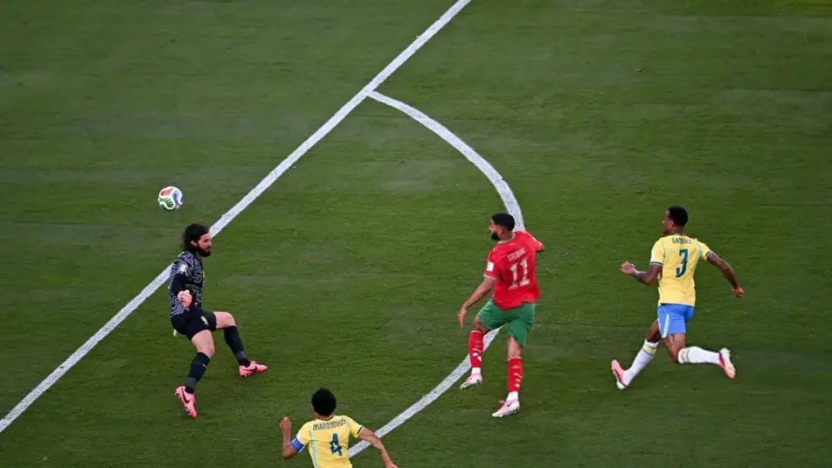 Kiper Brasil, Allison tak berdaya ketika tendangan chip Ismael Saibari menembus gawangnya. (X.COM) 