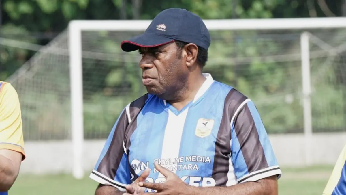 &nbsp;Bupati Keerom, Piter Gusbager yang merupakan Ketua Umum Persiker saat memantau langsung latihan Persiker di Solo beberapa waktu lalu. (Foto Persiker)