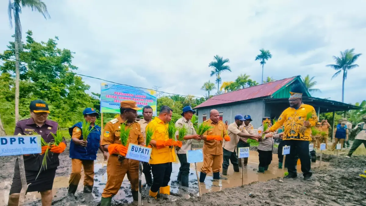 Bupati Waropen Drs. F.X Mote, M.Si dan Ketua DPRK Waropen Yeneke S.K Dippan, S.Sos &nbsp;melakukan kegiatan penanaman padi di Kampung Ruambak Jaya, Waropen, bersama unsur Pemprov Papua Gubernur Papua dan Ketua DPR Provinsi Papua dan jajarannya.&nbsp;