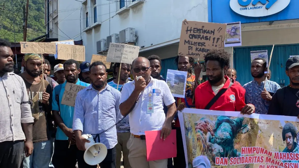 &nbsp;Frits Ramandey saat menerima aspirasi dari HMPLJ bersama Solidaritas Mahasiswa Papua di lingkaran Abepura, Senin (15/6/2026), &nbsp;