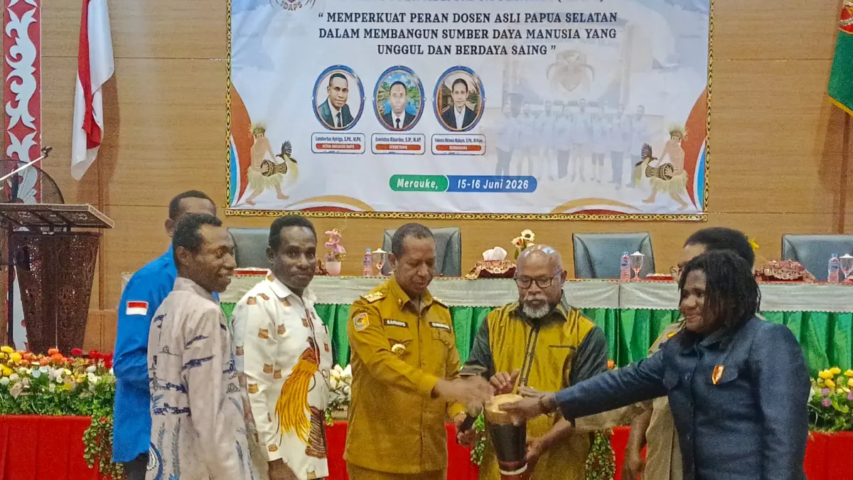 Gubernur Papua Selatan Apolo Safanpo bersama stakeholder saat membuka Kongres I Ikatan Dosen Asli Papua Selatan di Lantai II Kantor Bupati Merauke, Senin (15/6/2026)&nbsp;
(Ceposonline.com/Sulo)&nbsp;