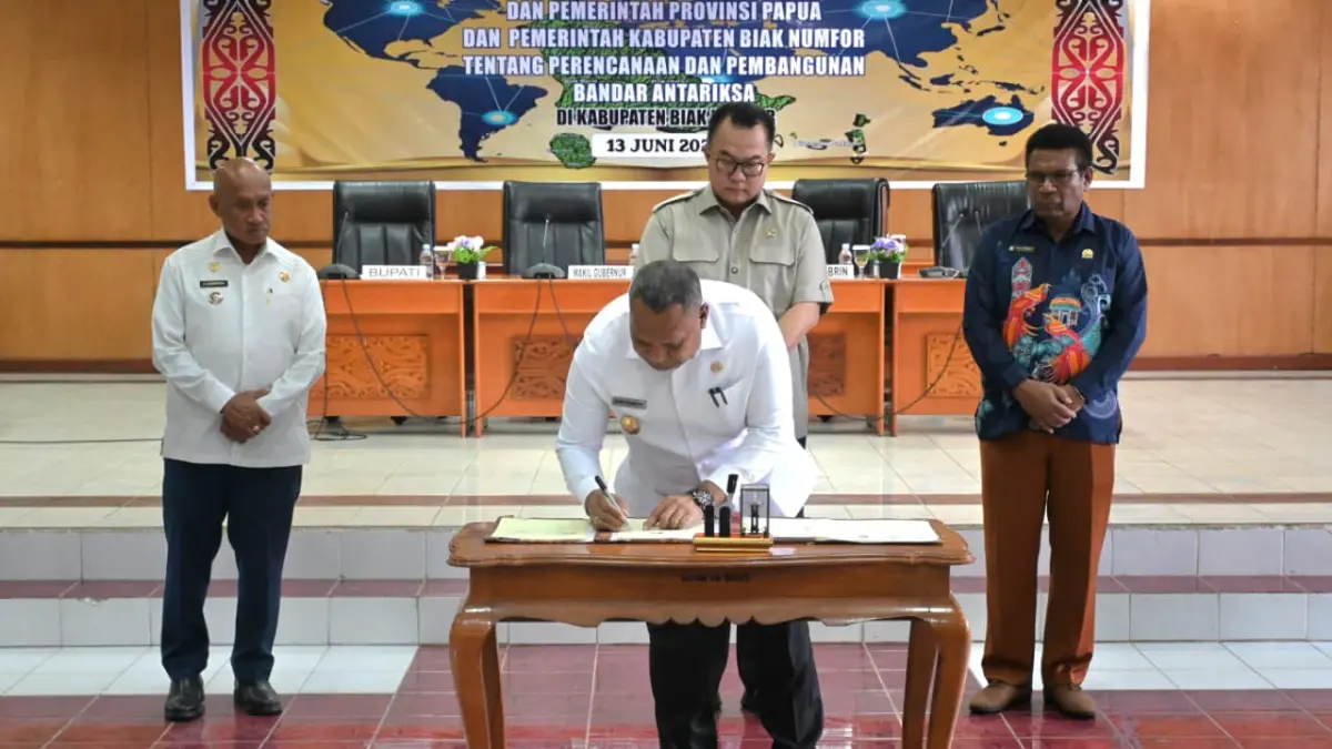 Kepala Badan Riset dan Inovasi Nasional (BRIN) Prof. Dr. Arif Satria, S.P., M.Si,  Wakil Gubernur Aryoko Alberto Ferdinand Rumaropen, S.P., M.Eng dan Bupati Markus Octovianus Mansnembra, SH.,MM disaksikan Ketua DPR Kabupaten Biak Numfor, Daniel Rumansem saat mendantangani MoU pembangunan Bandar Antariksa Biak, di ruang sidang DPRK Biak Numfor, Sabtu (13/06). Foto Fiktor Palembangan