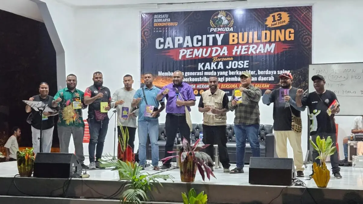 Kaka Jose (tengah) berfoto dengan sejumlah pemuda asal Distrik Heram usai kegiatan diskusi di Obhe Ondoafi Heram, Kota Jayapura, Sabtu (13/6)