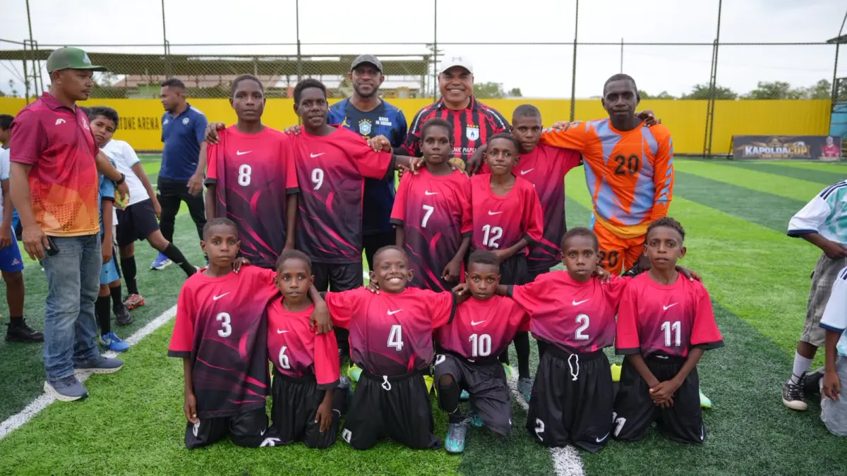 Kapolda Papua Tengah, Brigjen Pol Jeremias Rontini, bersama legenda sepak bola Papua, Boaz Solossa, foto bersama usai membuka Turnamen Mini Soccer Kapolda Papua Tengah Cup III kategori usia 10 dan 12 tahun Di Timika. (CEPOSONLINE.COM/Humas Polda)