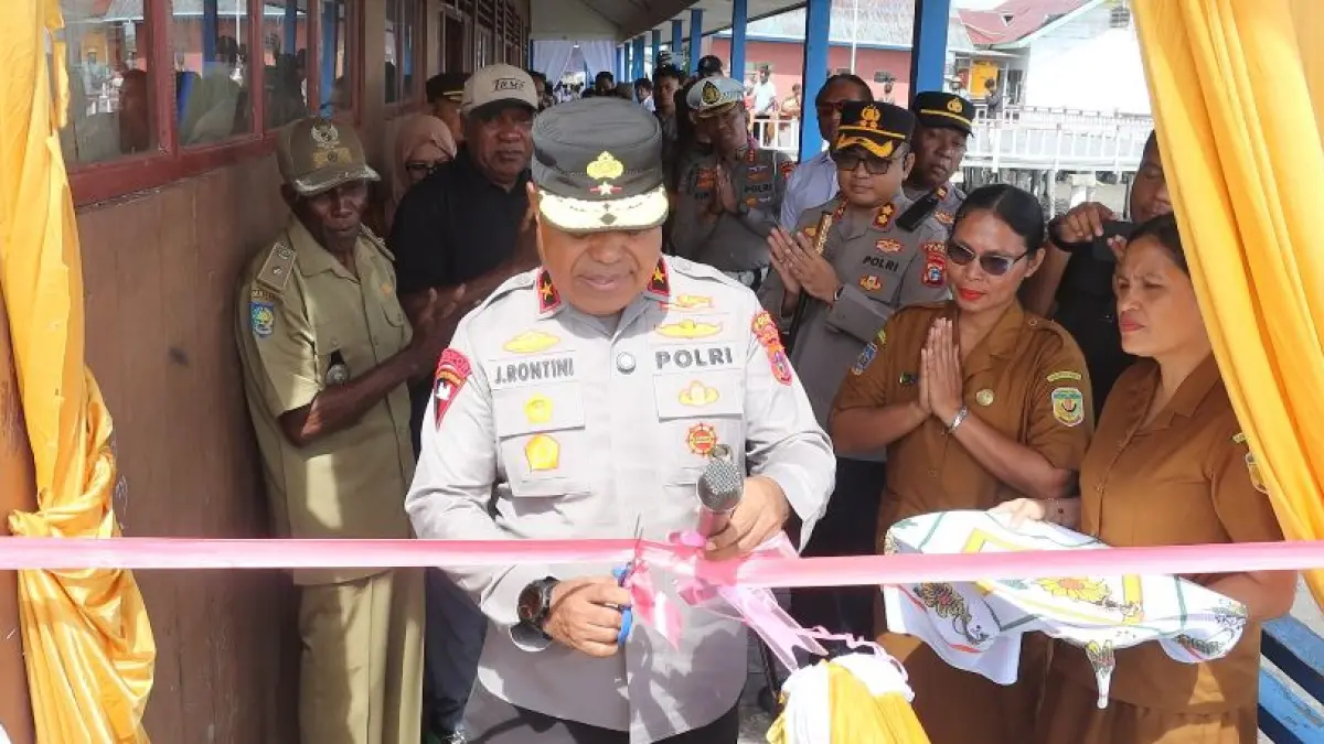 Kapolda Papua Tengah Brigjen Pol. Jermias Rontini &nbsp;saat meresmikan MCK di SD Inpres Amamapare Timika. (CEPOSONLINE.COM/HUMAS POLDA PAPUA TENGAH)