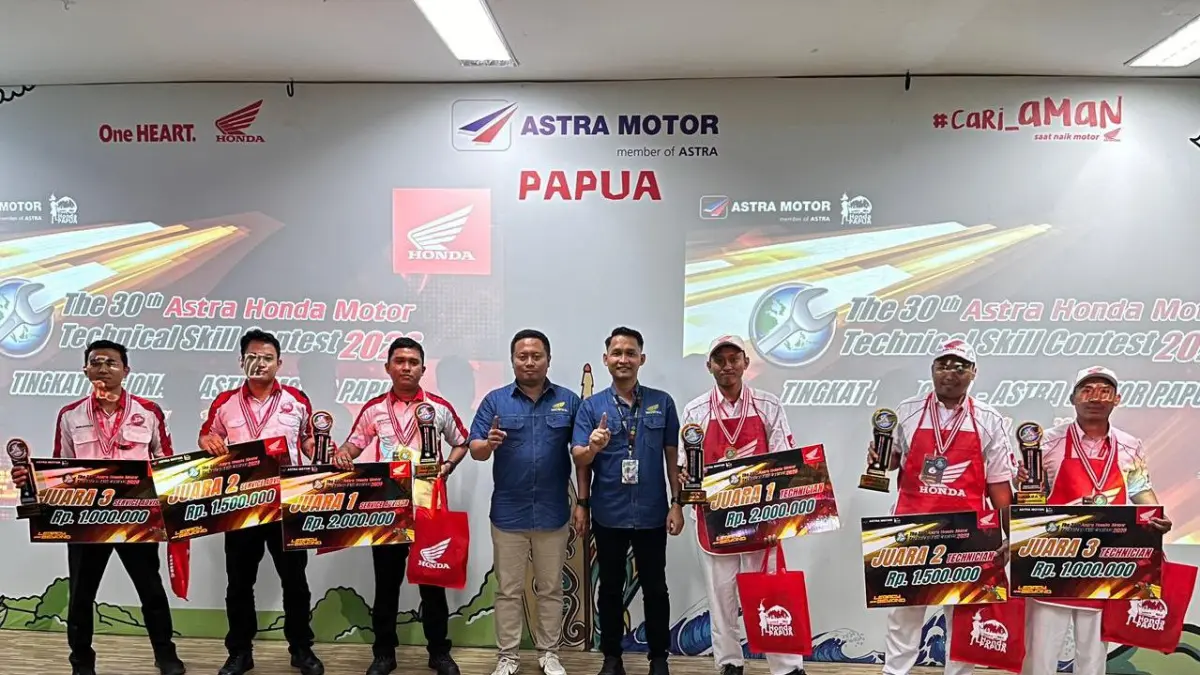 Kepala Wilayah Astra Motor Papua, Gangga Nanda Adi Surya, foto bersama Juara Technical Skill Contest 2026. (Ceposonline.com/Astra Motor)