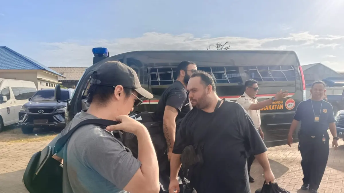 Ketiga warga Australia yang telah menjalani pidananya di Lapas Merauke saat diserahkan ke Kantor Imigrasi Merauke, Senin (15/6/2026).
(Ceposonline.com/Sulo)&nbsp;