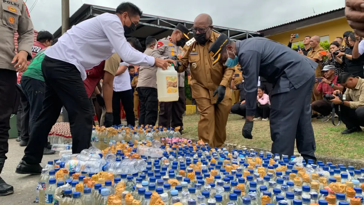Momen pemusnahan barang bukti minuman keras di Mapolres Mimika, Jalan Agimuga, Mile 32, Mimika, Papua Tengah, Senin (15/6/2026). ( CEPOSONLINE.COM/MOH. WAHYU WELERUBUN).