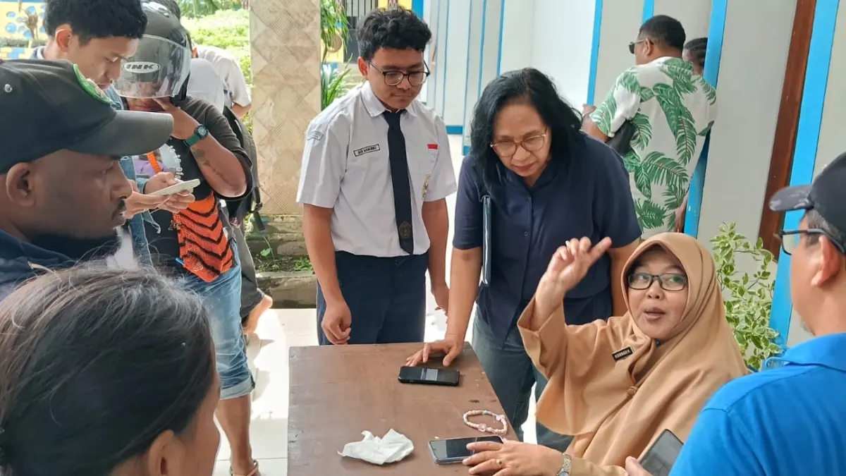 Para orang tua berada di SMAN 4 Jayapura d untuk mendaftarkan anaknya melalui sistim online di hari pertama pendaftaran SPMB 2026, Senin (15/6/2026).
(Ceposonline.com/Priyadi)