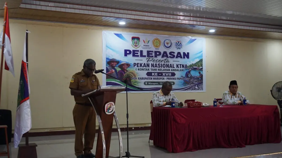 Plh Sekda Bob Woriori, S.STP.,M.Si menyampaikan sambutan Bupati Waropen, saat membuka kegiatan pelepasan kontingen Penas KTNA ke Gorontalo, Senin (15/6/2026).&nbsp;
(Ceposonline.com/Ismail)