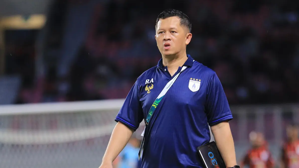 Regi Aditya saat mendampingi Persipura di Stadion Lukas Enembe beberapa waktu lalu. (CEPOSONLINE.COM/ERIANTO).