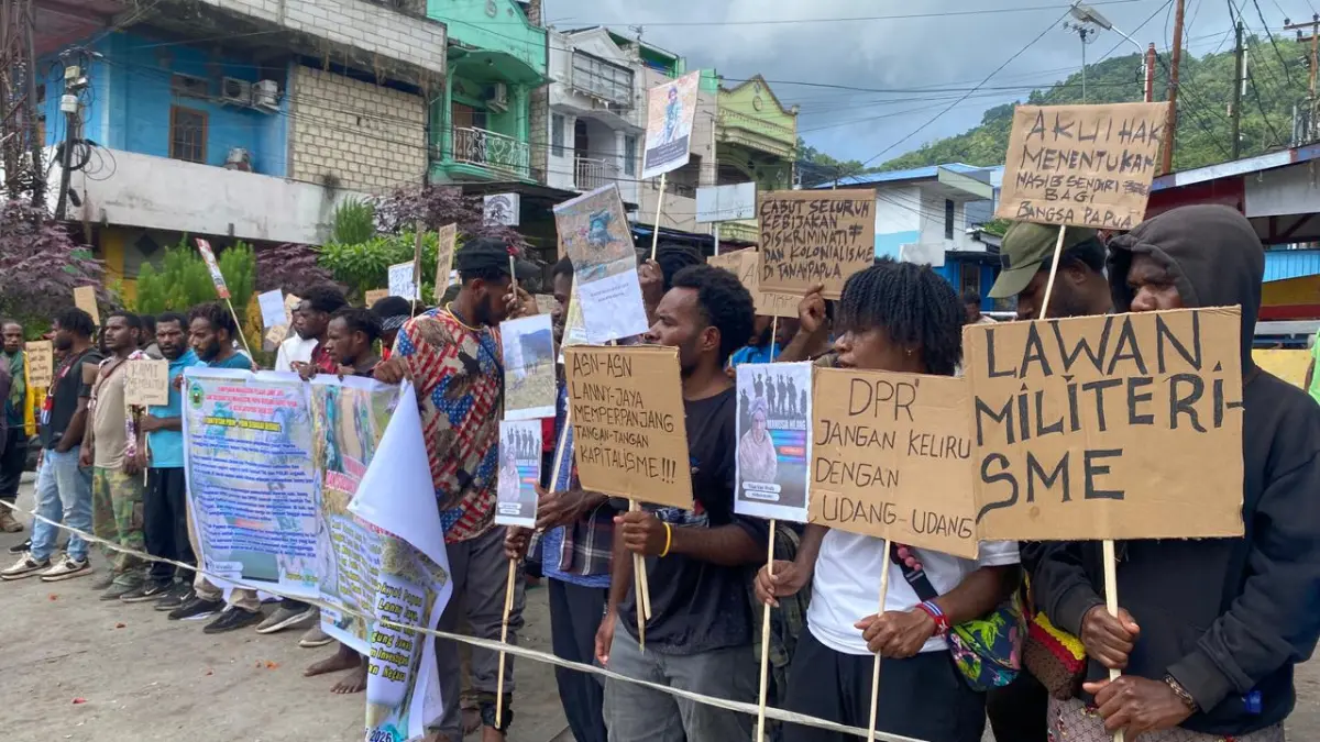 Solidaritas Mahasiswa Papua menggelar aksi mimbar bebas di kawasan Lingkaran Abepura, Kota Jayapura, &nbsp;Senin (15/6/2026).
(Ceposonline.com/Jimianus Karlodi)