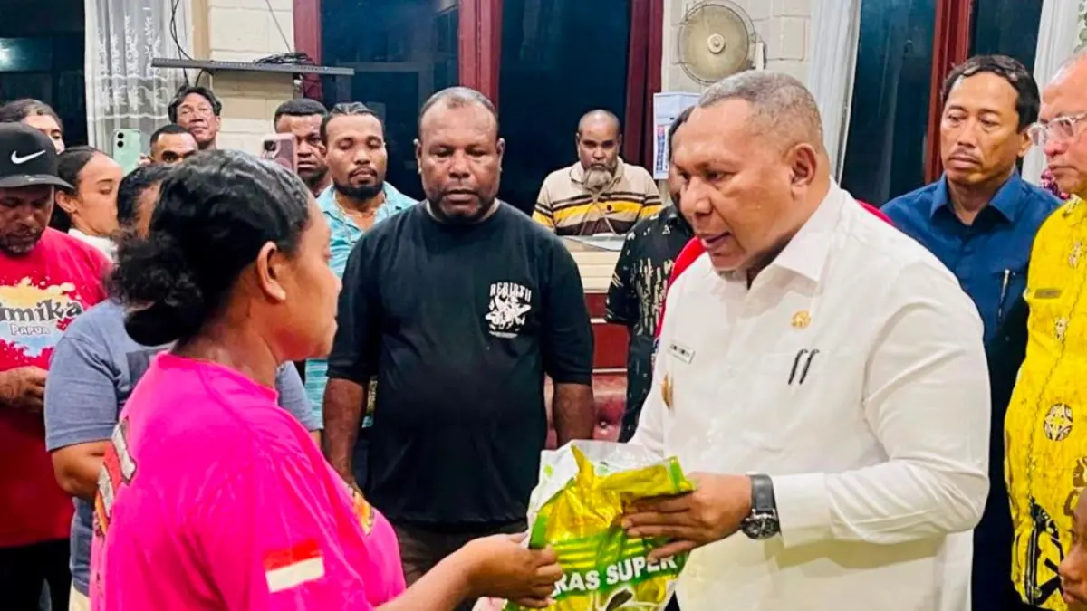 Wagub Papua, Aryoko Rumaropen saat menyerahkan bantuan kepada masyarakat yang terdampak peristiwa ledakan bom peninggalan Perang Dunia II di Kompleks Perikanan, Distrik Biak Kota, Kabupaten Biak Numfor. (Ceposonline.com/Humas Pemprov).