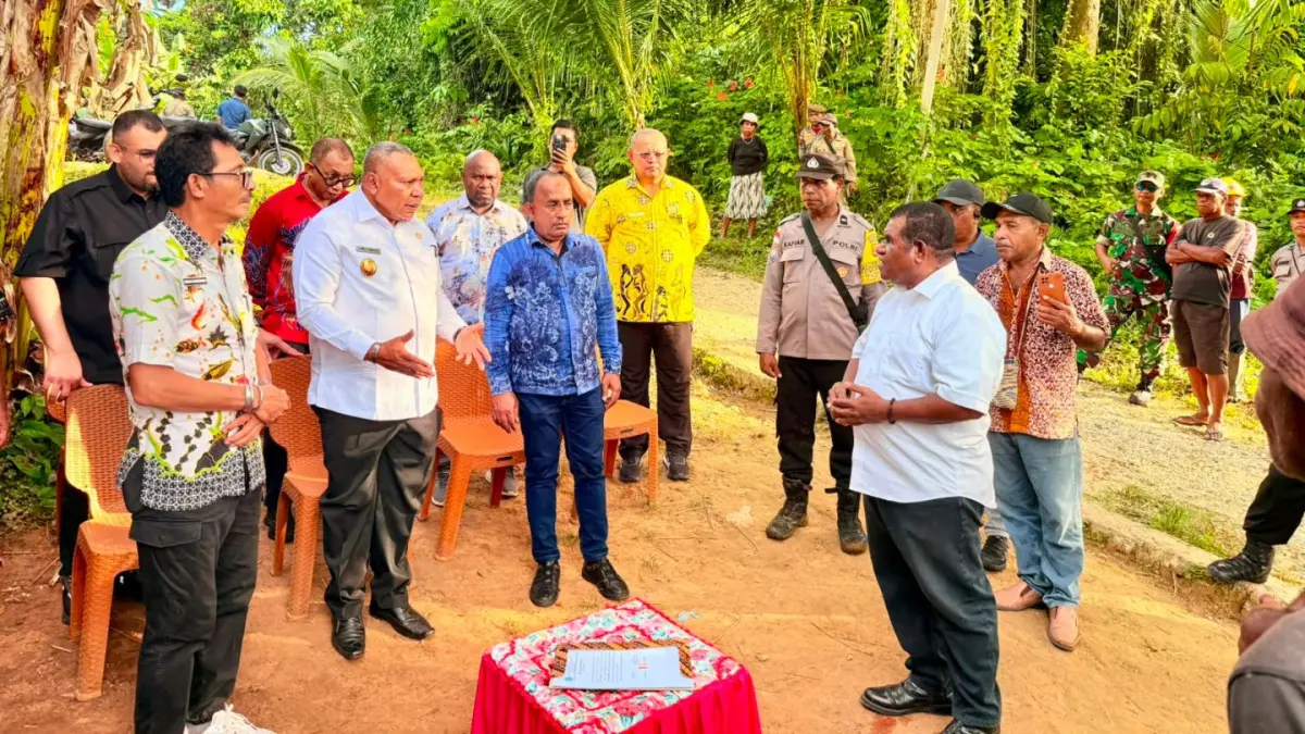 Wakil Gubernur Papua, Aryoko Rumaropen didampingi Kepala OPD saat menyerahkan bantuan kepada Kelompok Nelayan Kampung Mnuswor, Distrik Biak Utara, Kabupaten Biak Numfor, Sabtu (14/6/2026).(Ceposonline.com/Humas Pemprov)