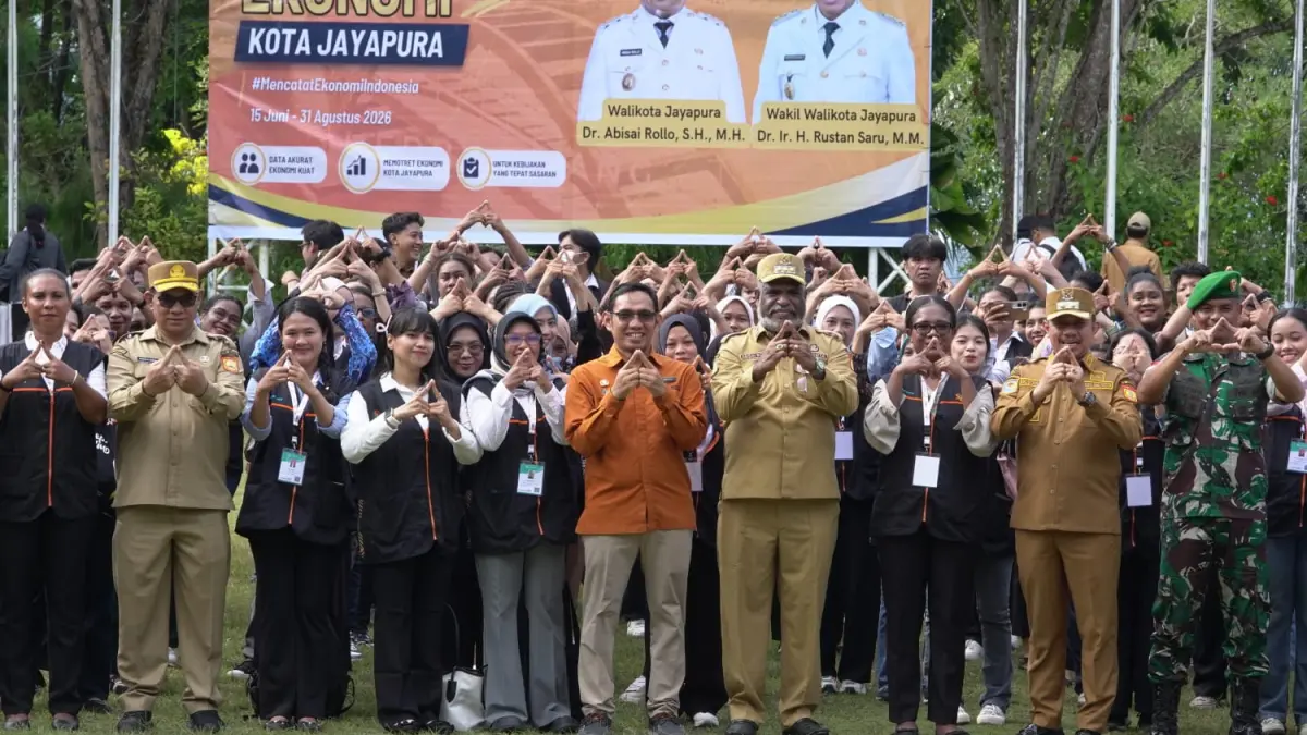 Wali Kota, Dr. Abisai Rollo saat pencanangan Sensus usai Pimpin apel pagi, Senin (15/6/2026).
(Ceposonline.com/Takim)