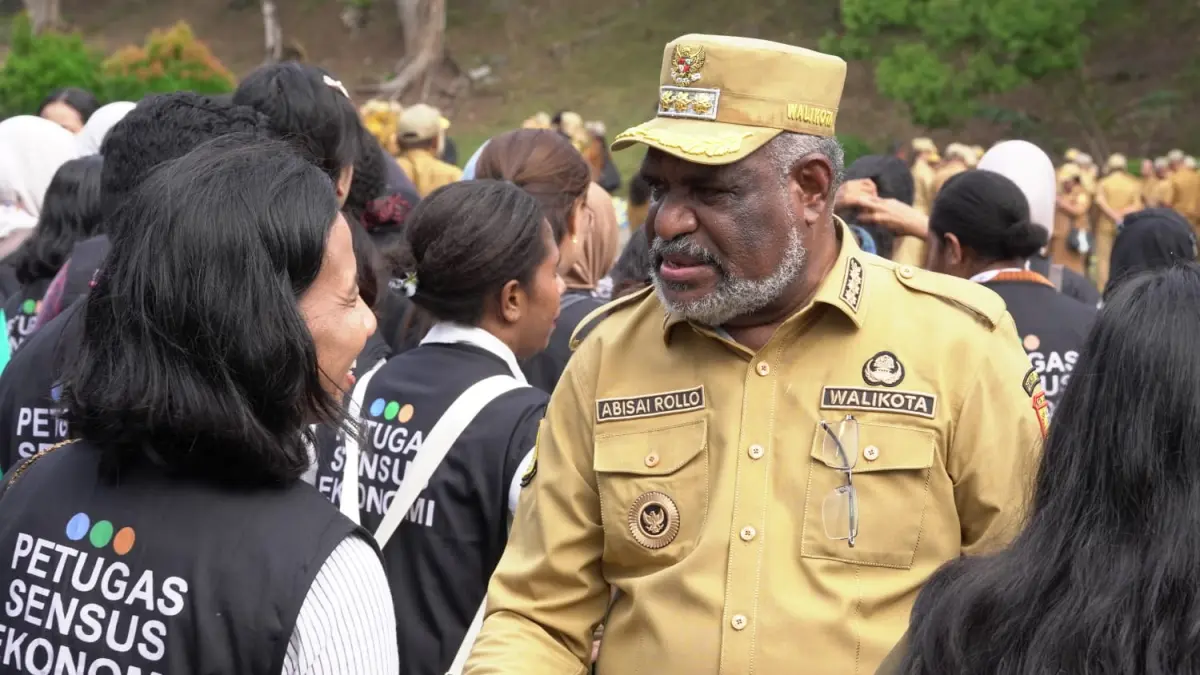 Wali Kota Jayapura, Abisai Rollo saat bersalaman dengan petugas sensus ekonomi usai pencanangan di Kantor Wali Kota Jayapura, Senin (15/6/2026) pagi. (CEPOSONLINE.COM/HUMAS PEMKOT).
