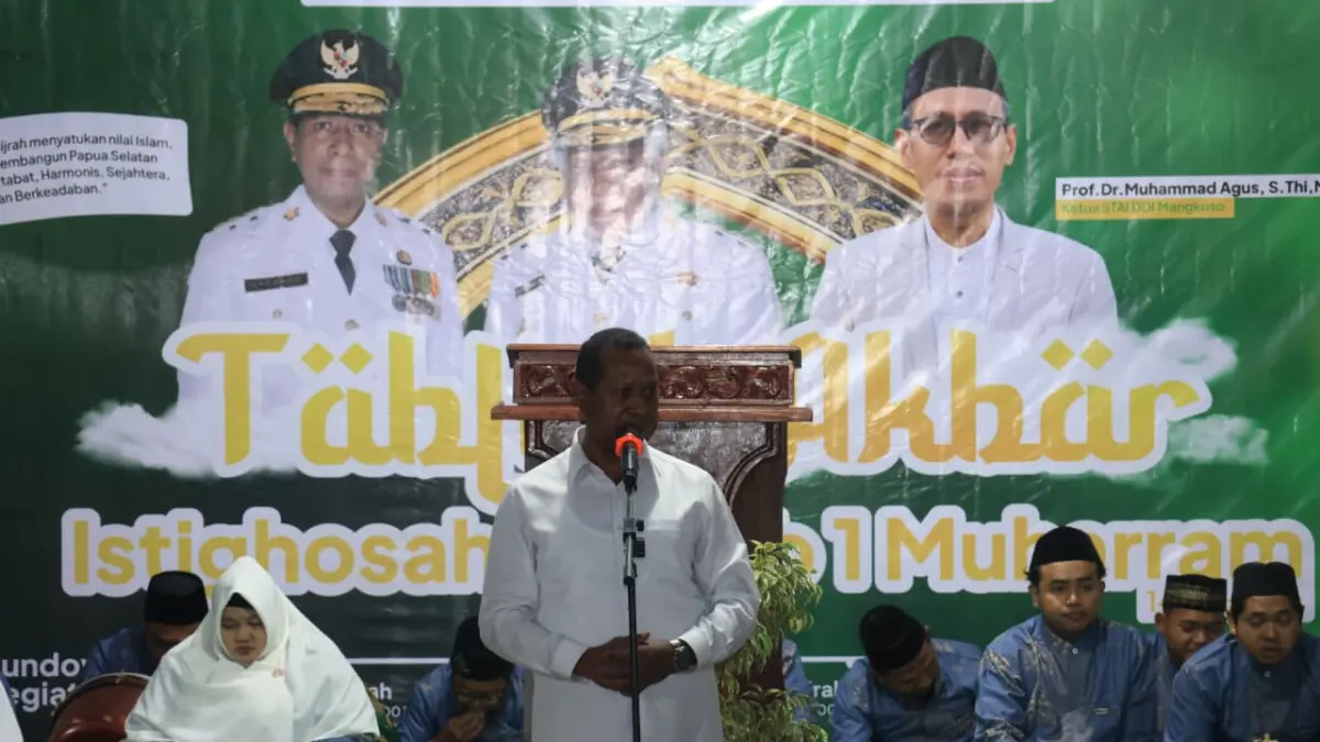 Gubernur Papua Selatan Apolo Safanpo saat memberikan sambutan pada tabliq akbar pada peringatan 1 Muharram 1448 Hijriah di Masjid Raya Al-Aqsa Merauke, Senin (15/6/2026) malam. (Sulo/Ceposonline.com) &nbsp;