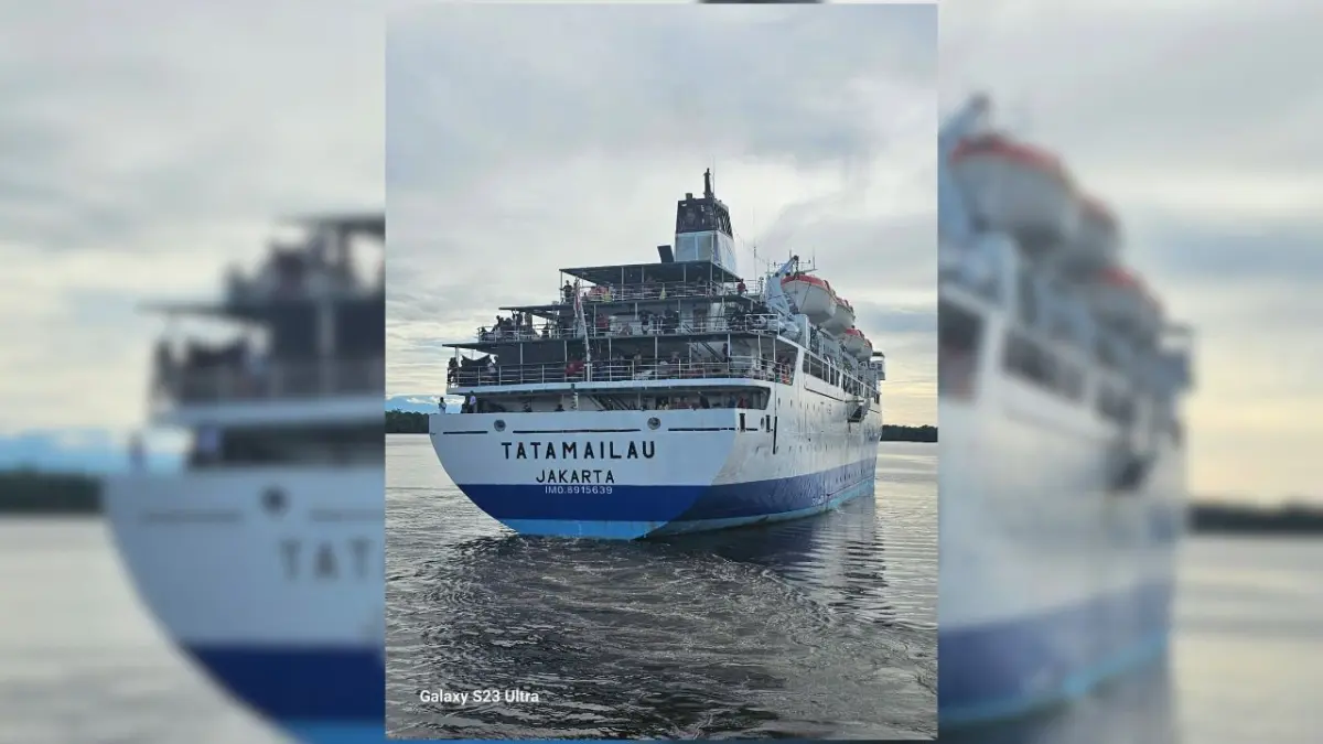 KM. Tatamailau yang hendak bertolak meninggalkan pelabuhan Poumako Timika. (Foto: Dokumen Pelni).