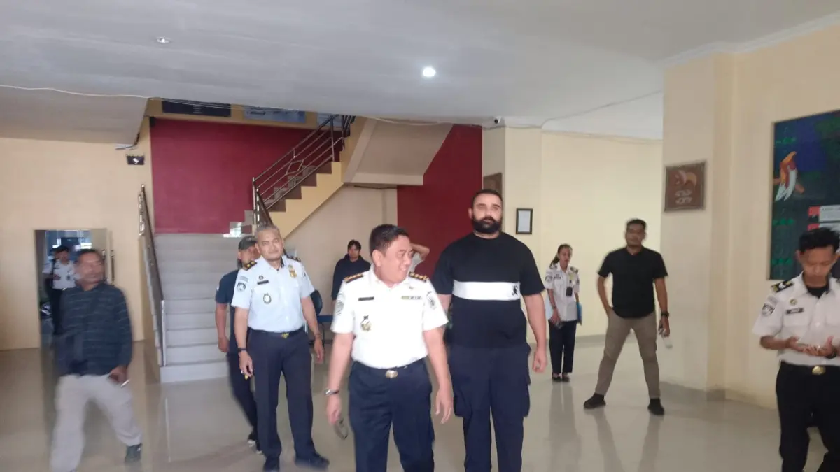 kata Plh Kepala Kantor Imigrasi Kelas II TPI Merauke Pitono didampingi Kasi Tikim Himawan, saat membawa salah satu dari 2 warga asing yang telah menjalani pidananya di Merauke karena melanggar keimigrasi dan belum dapat dideportasi karena bersangkutan memiliki dokumen perjalanan yang sah, terutama paspor, &nbsp;Rabu (17/6/2026)&nbsp;
(Sulo/Ceposonline.com) 