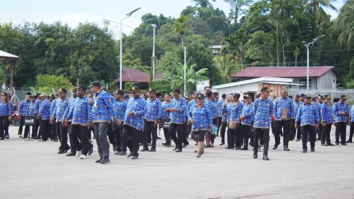 ASN di lingkup Pemprov Papua Tengah mengenakan KORPRI saat mengikuti apel Gabungan di Kantor Gubernur Papua Tengah, Rabu, ( 17/6/2026). (CEPOSONLINE.COM/THERESIA F. TEKEGE)