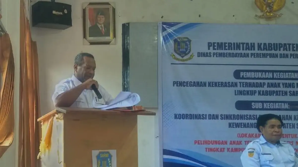 Sekretaris Daerah Kabupaten Sarmi Eduard Dimomonmau membacakan sambutan bupati saat membuka Lokakarya Pembentukan Perlindungan Anak Terpadu Berbasis Masyarakat (PATBM) tingkat kampung dan kelurahan di Distrik Sarmi, Rabu (17/6/2026).
(CEPOSINLINE.COM/VICKY AMBANI)