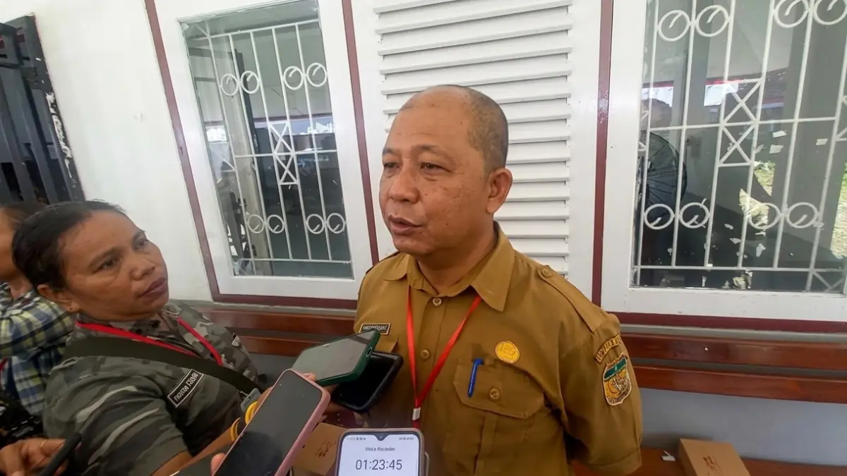 &nbsp;Kepala Dinas Pendidikan Kabupaten Mimika, Anthonius Welerubun. (Foto: CEPOSONLINE.COM/MOH. WAHYU WELERUBUN).