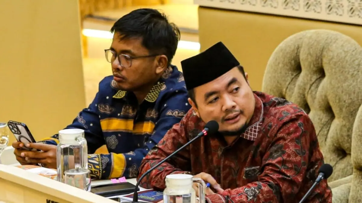 Ketua KPU Mochammad Afifuddin (kanan) bersama Anggota KPU Idham Holik (kiri). (Salman Toyibi/Jawa Pos)
