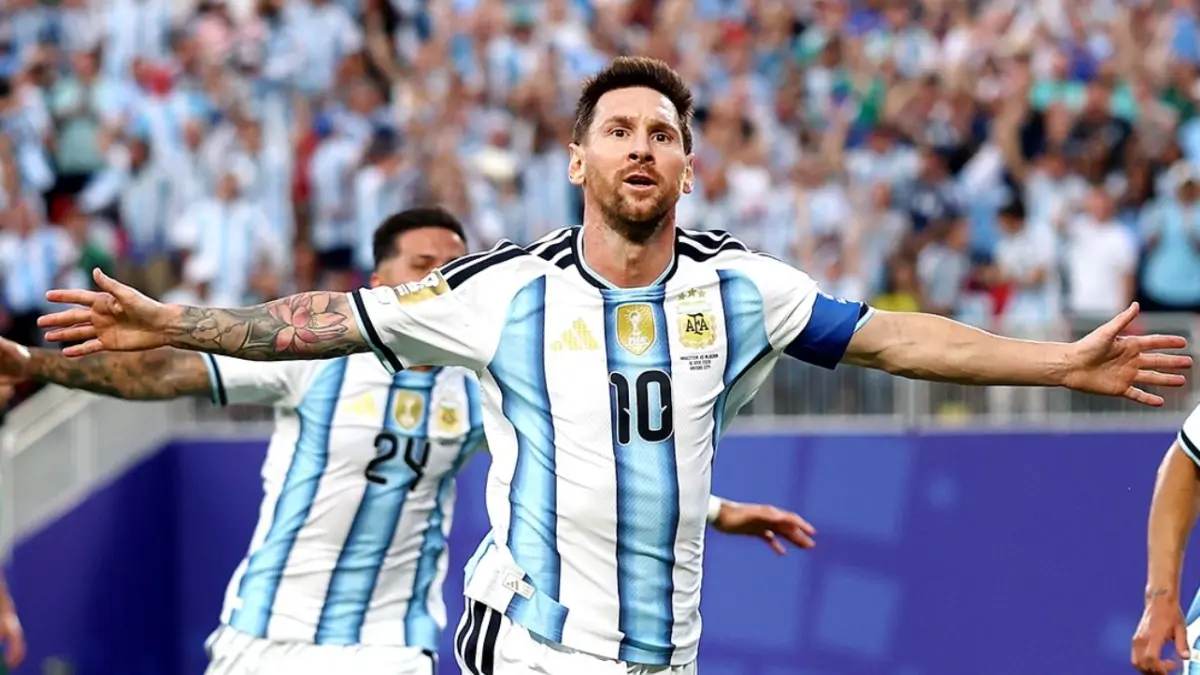  Lionel Messi saat merayakan golnya ke gawang Algeria pada paga pembuka grup J Piala Dunia 2026 yang berlangsung di Kansas City Stadium, Kansas pada hari Selasa (16/06/2026) waktu setempat. (Instagram Argentina)