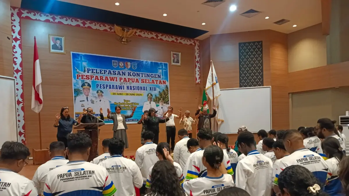 Para pendeta saat memberikan &nbsp;berkat perutusan &nbsp;kepada Kontingen Pesparawi Papua Selatan pada pelepesn Kontingen Pesparawi Papua Selatan menuju Pesparawi Nasional XIV di Manokwari, Papua Barat, Selasa (16/6/2026) malam. (Sulo/Ceposonline.com)&nbsp;