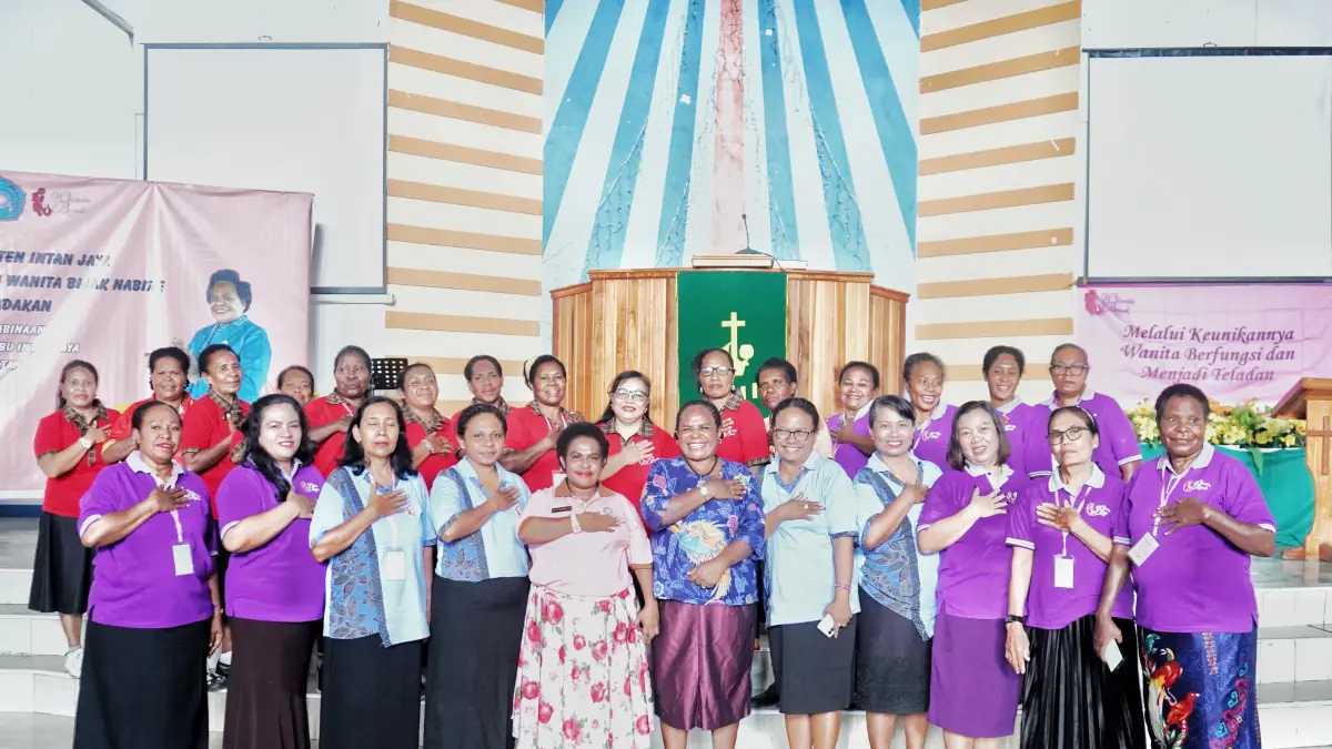 Para Peserta Camp Pembinaan Wanita Bijak di Intan Jaya saat mengikuti materi hari kedua di Gereja GKII Antiokhia Sugapa, Intan Jaya. (CEPOSONLINE.COM/HUMAS TP PKK For CEPOS)