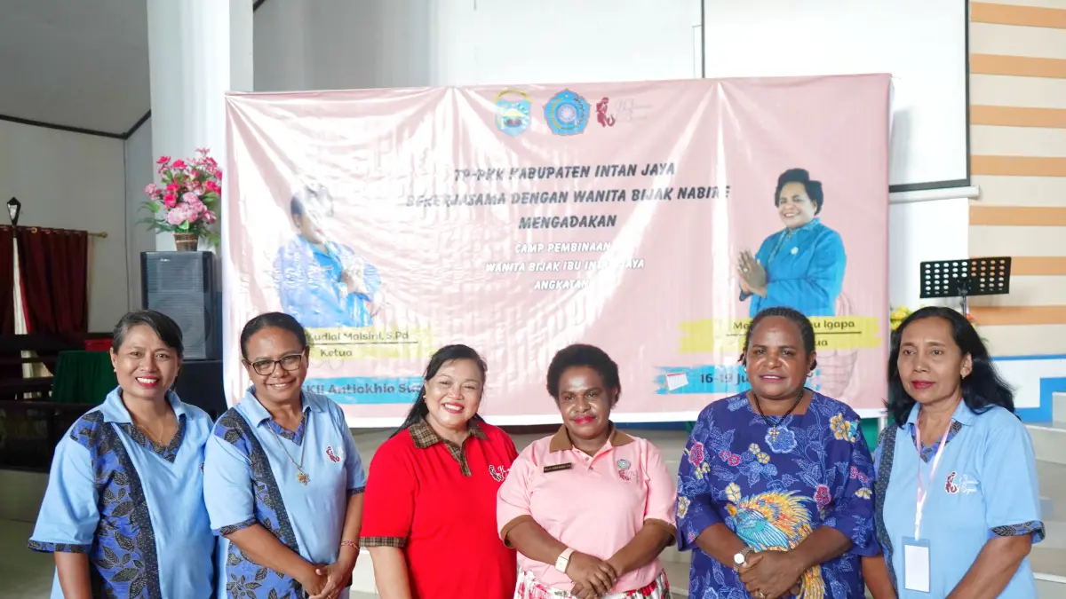 Para Peserta Camp Pembinaan Wanita Bijak di Intan Jaya saat mengikuti materi hari kedua di Gereja GKII Antiokhia Sugapa, Intan Jaya. (CEPOSONLINE.COM/HUMAS TP PKK For CEPOS)