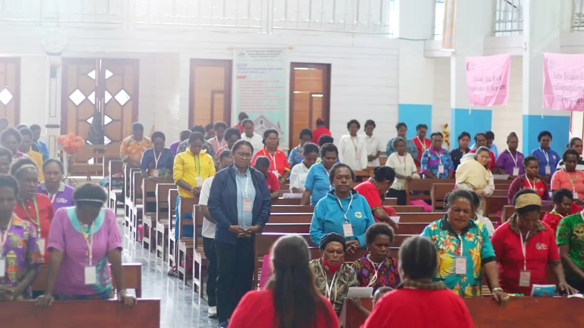 Para Peserta Camp Pembinaan Wanita Bijak di Intan Jaya saat mengikuti materi hari kedua di Gereja GKII Antiokhia Sugapa, Intan Jaya. (CEPOSONLINE.COM/HUMAS TP PKK For CEPOS)
