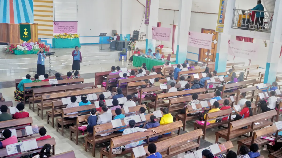 Para Peserta Camp Pembinaan Wanita Bijak di Intan Jaya saat mengikuti materi hari kedua di Gereja GKII Antiokhia Sugapa, Intan Jaya. (CEPOSONLINE.COM/HUMAS TP PKK For CEPOS)