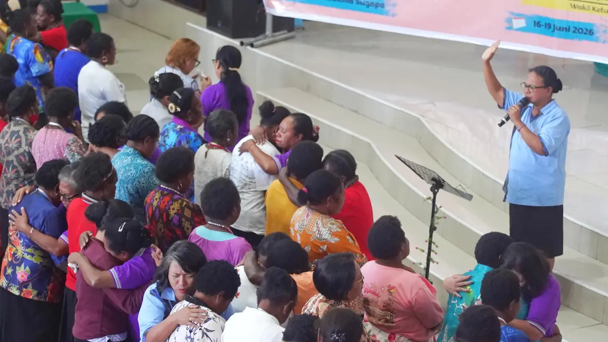 Para Peserta Camp Pembinaan Wanita Bijak di Intan Jaya saat mengikuti materi hari kedua di Gereja GKII Antiokhia Sugapa, Intan Jaya. (CEPOSONLINE.COM/HUMAS TP PKK For CEPOS)
