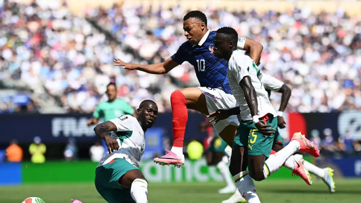 Striker Prancis Kylian Mbappe mencoba melewati hadangan dua pemain Senegal di Stadion Metlife, New Jersey, Selasa (16/6/2026) waktu setempat atau Rabu (17/6/2026) pagi.
