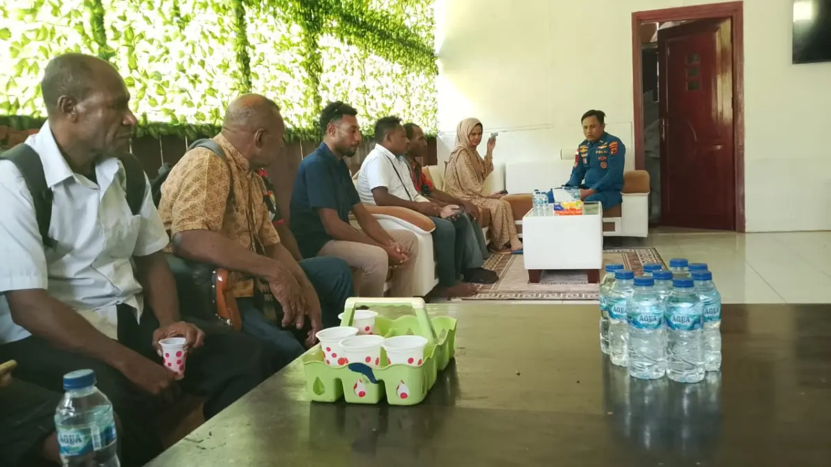 Wakil Bupati Sarmi, Jumriati, menerima aspirasi sejumlah perwakilan tenaga honorer usai kegiatan nonton bareng Piala Dunia di kediaman pribadinya Rabu(17/6/2026)
(CEPOSONLINE.COM/VICKY AMBANI)