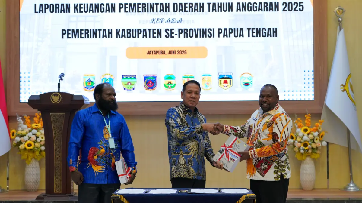 Bupati Intan Jaya, Aner Maisini saat menerima penghargaan Opini WTP di Kantor BPK RI Perwakilan Provinsi Papua Tengah di Jayapura, Rabu (17/6/2026). (CEPOSONLINE.COM/BUPATI INTAN JAYA FOR CEPOS)