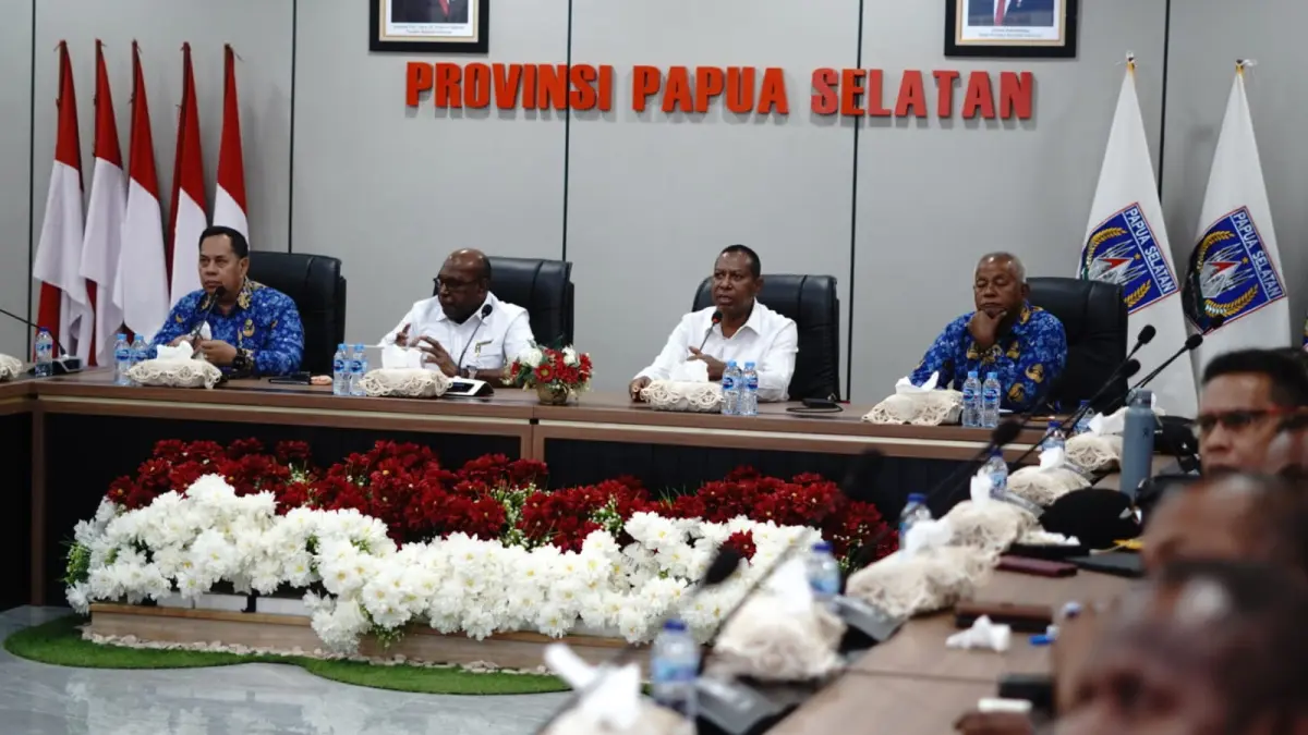 Gubernur Papua Selatan, Apolo Safanpo saat memimpin rapat koordinasi persiapan perubahan APBD 2026, Rabu (17/6/2026). (Humas Pemprov/Ceposonline.com)&nbsp;