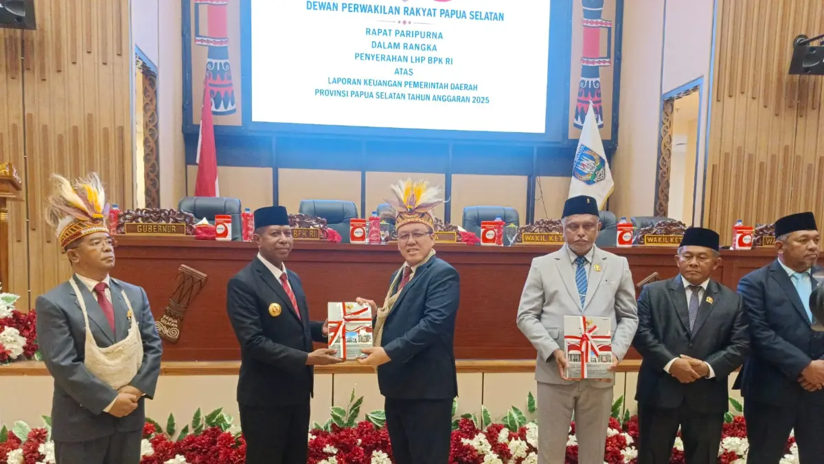 Gubernur Papua Selatan, Apolo Safanpo saat menerima dokumen LHP BPK tahun 2025 diserahkan Staf ahli BPK Bidang Manajemen Resiko, Heri Subowo, dalam sidang paripurna DPRP Papua Selatan, Kamis (8/6/2026).(Sulo/Ceposonline.com) 